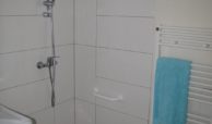 Chaque logement dispose d'un bloc sanitaire équipé d'une douche à l'italienne, d'un large lavabo et d'un WC. Le radiateur est de type sèche serviette et des poignées de maintien garantissent la sécurité des déplacements.